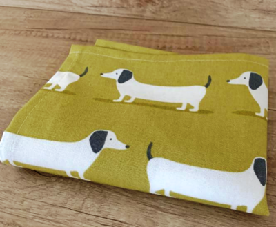 THEEDOEK MET TECKELS | HANDGEMAAKT | MOSTERD GEEL