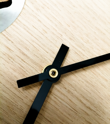 HASHTECKEL KLOK | MINIMALISTISCH
