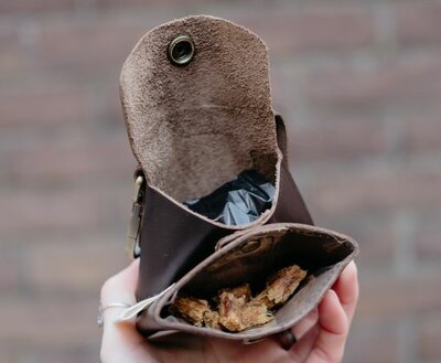 LEREN POEPZAKJES- EN SNACK HOUDER | BRUIN