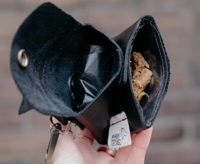 LEREN POEPZAKJES- EN SNACK HOUDER | ZWART