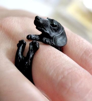TECKEL RING | ZWART METAAL GEGOTEN